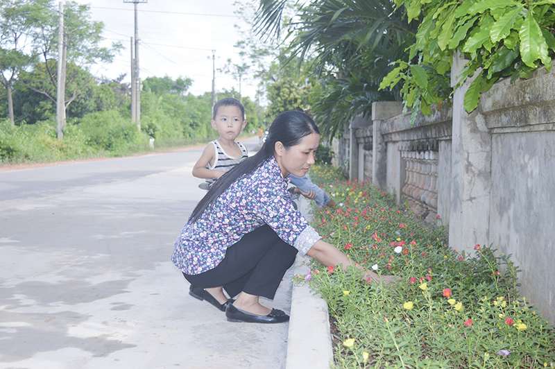 Đường làng, ngõ xóm ở xã Vĩnh Lâm sạch, đẹp hơn từ mô hình “Đường hoa yêu thương” do Hội phụ nữ triển khai thực hiện