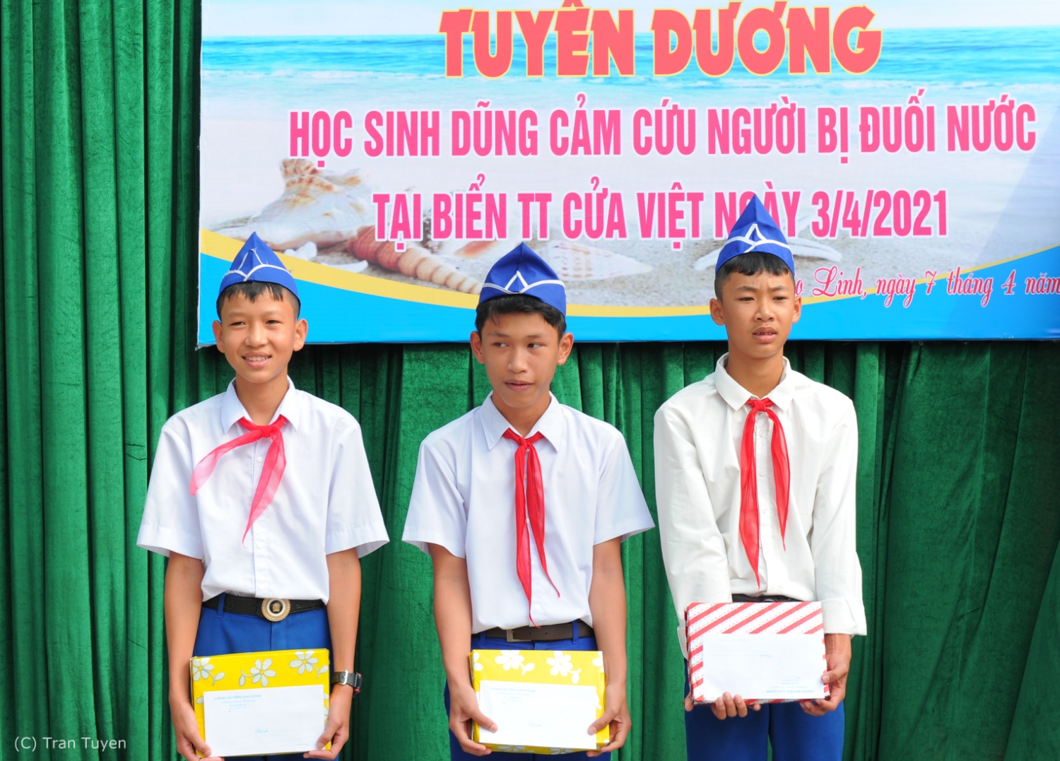 Trước đó, 3 em: Trần Viết Tôn, Nguyễn Vĩnh An, Bùi Trường Giang được UBND huyện Gio Linh tuyên dương, khen thưởng vì hành động dũng cảm cứu người - Ảnh: Trần Tuyền