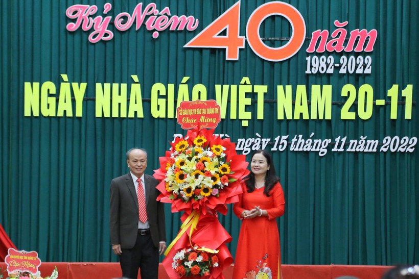 Lãnh đạo Sở GD&ĐT Quảng Trị tặng hoa chúc mừng Hội cựu giáo chức nhân Kỷ niệm 40 năm ngày Nhà giáo Việt Nam.