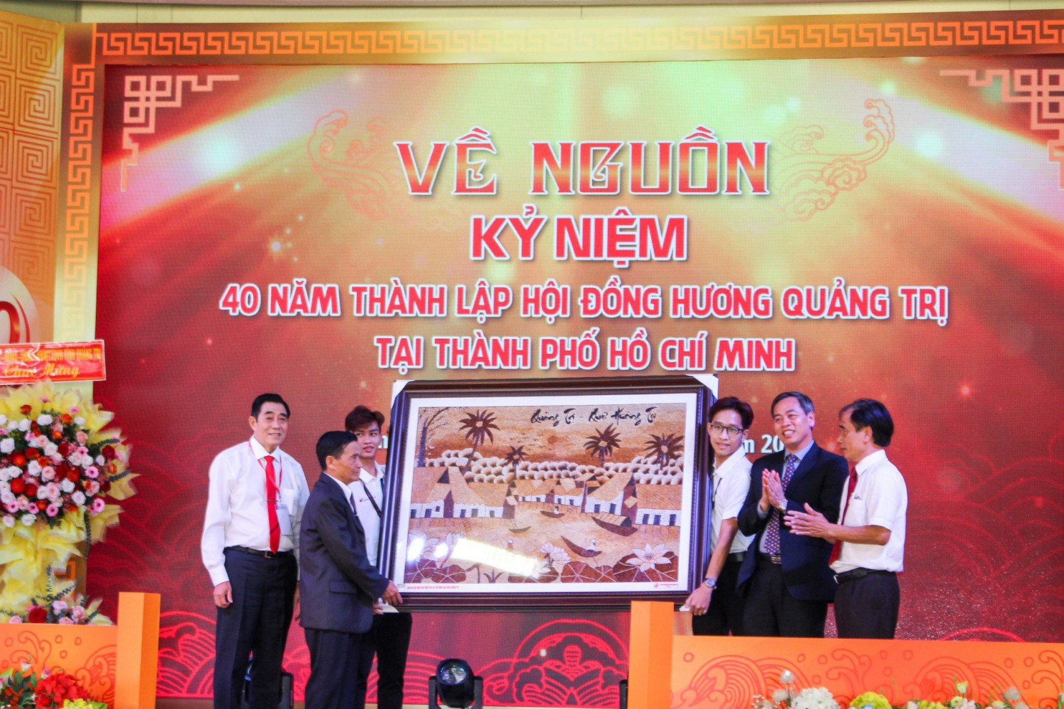 Phó Bí thư Thường trực Tỉnh ủy, Chủ tịch HĐND tỉnh Nguyễn Đăng Quang trao tặng bức tranh gạo Khu du lịch sinh thái nổi tiếng Trằm Trà Lộc cho HĐH - Ảnh: T.T