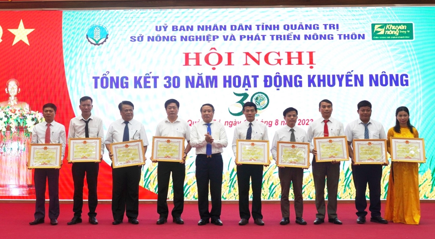 Phó Chủ tịch Thường trực UBND tỉnh Hà Sỹ Đồng trao bằng khen của UBND tỉnh cho các cá nhân có thành tích trong công tác khuyến nông