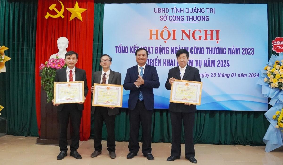 Chủ tịch UBND tỉnh Võ Văn Hưng trao danh hiệu Lao động xuất sắc và Bằng khen cho các tập thể thuộc Sở Công thương