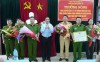 Phó Chủ tịch Thường trực UBND tỉnh Mai Thức khen thưởng cho ban chuyên án