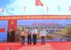 Đồng chí Phó Chủ tịch UBND tỉnh Hà Sỹ Đồng trao bằng công nhận xã đạt chuẩn nông thôn mới cho xã Hải Tân (huyện Hải Lăng)