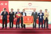 Phó Chủ tịch Ủy ban Trung ương MTTQ Việt Nam Hoàng Công Thủy và các Trưởng đoàn trong Cụm trao cờ chủ trì Cụm và tặng hoa cho Cụm trưởng, Cụm phó thi đua năm 2024.