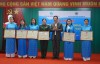 Phó Chủ tịch UBND tỉnh Hoàng Nam trao bằng khen của Chủ tịch UBND tỉnh cho các tập thể