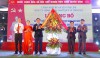 Phó Bí thư Tỉnh ủy, Chủ tịch UBND tỉnh Võ Văn Hưng tặng hoa chúc mừng xã Vĩnh Thủy tại buổi lễ