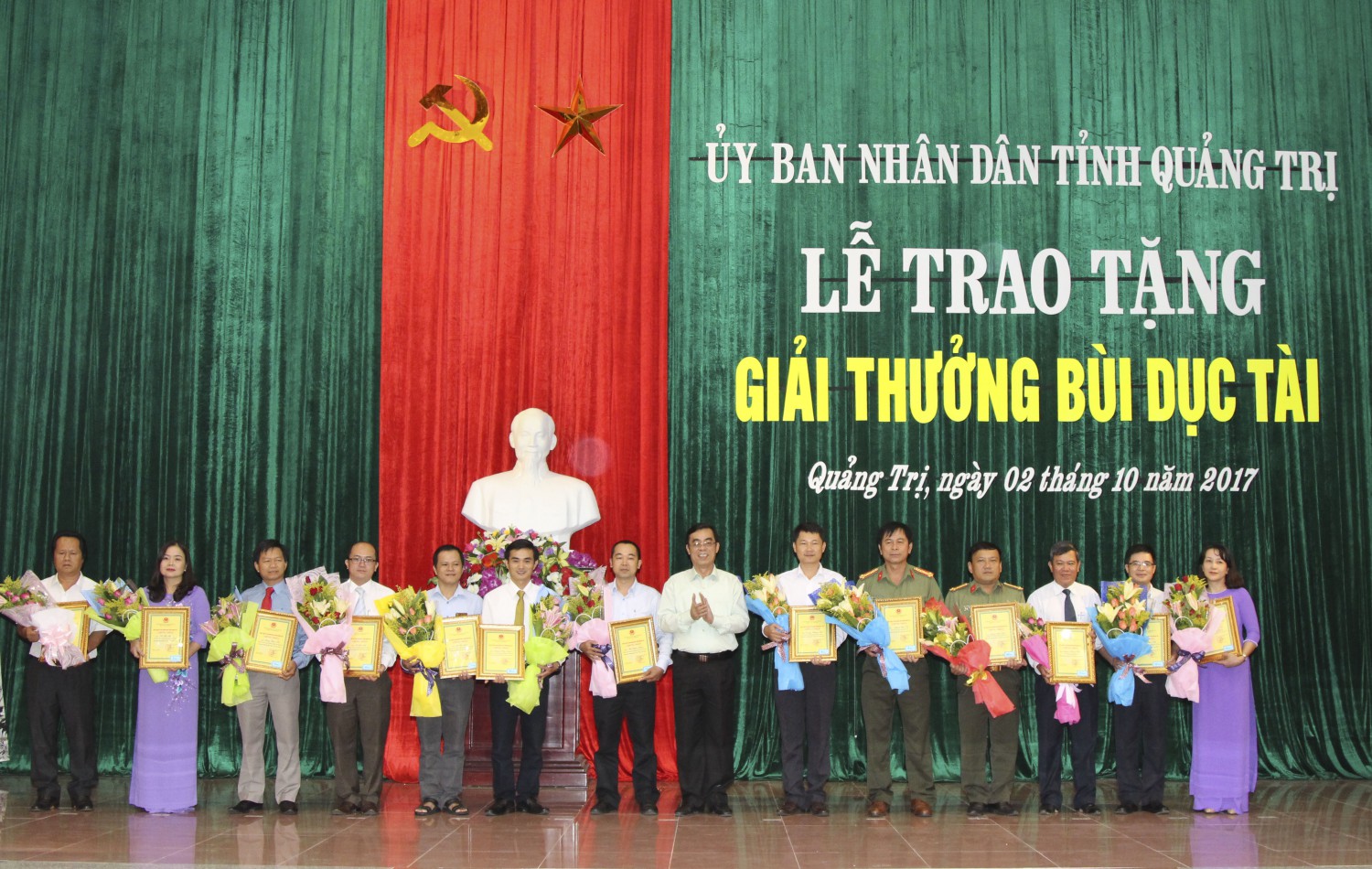 Đồng chí Nguyễn Đức Chính, Chủ tịch UBND tỉnh trao giải thưởng Bùi Dục Tài cho các cá nhân đạt thành tích xuất sắc. Ảnh: Thành Dũng