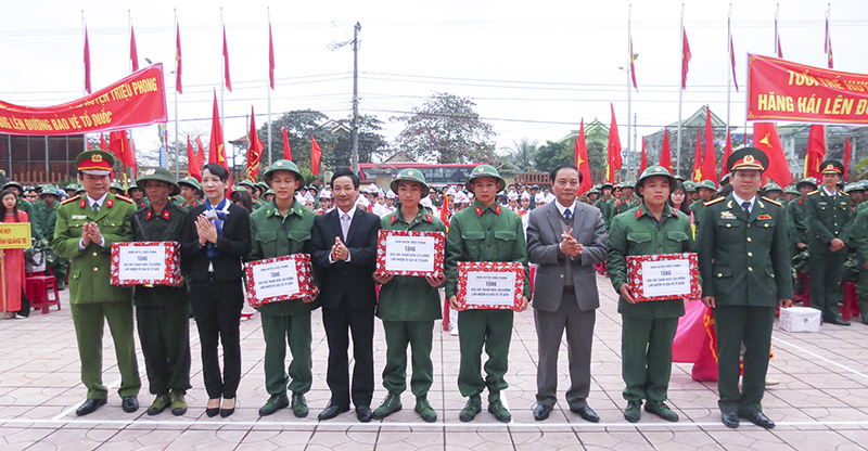 Các đồng chí lãnh đạo huyện Triệu Phong tặng quà cho các tân binh. Ảnh: Cảnh Thu