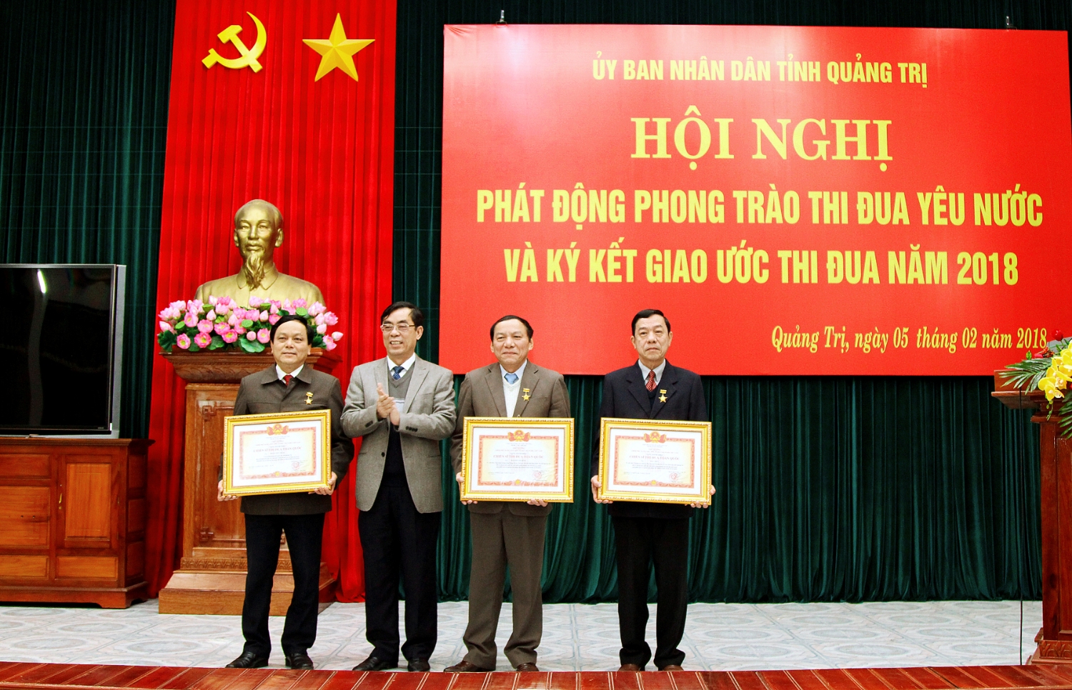 Đồng chí Nguyễn Đức Chính, Chủ tịch UBND tỉnh trao  danh hiệu Chiến sĩ thi đua toàn quốc cho các cá nhân đã có thành tích xuất sắc. Ảnh: Thành Dũng