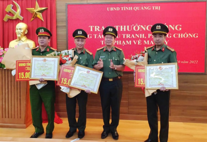 Thừa ủy quyền của UBND tỉnh Quảng Trị, lãnh đạo Công an tỉnh Quảng Trị trao thưởng nóng đến 3 đơn vị tham gia đấu tranh Chuyên án 281M.