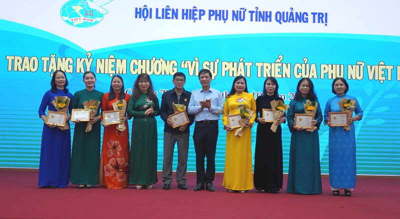 Phó Chủ tịch UBND tỉnh Hoàng Nam trao Kỷ niệm chương “Vì sự phát triển của phụ nữ Việt Nam” cho các cá nhân