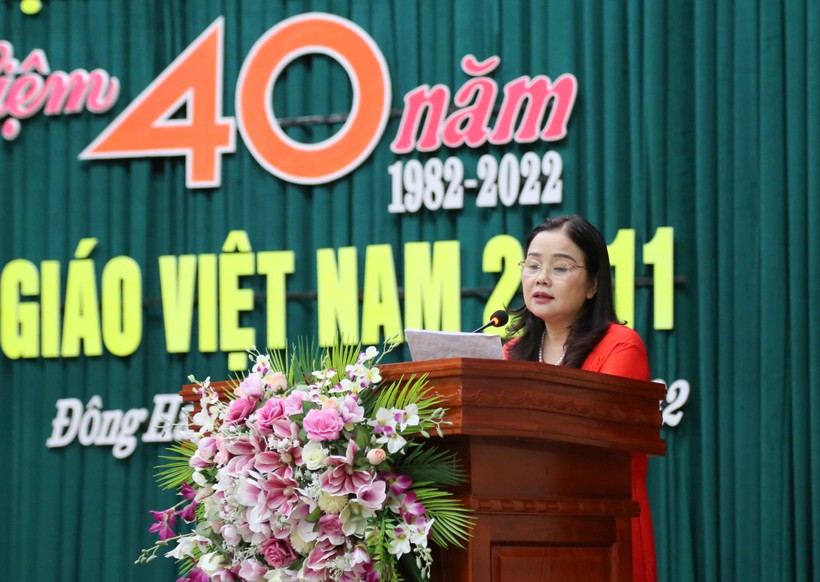 TS Lê Thị Hương – Giám đốc Sở GD&ĐT Quảng Trị chúc mừng các cựu nhà giáo nhân ngày kỷ niệm truyền thống.