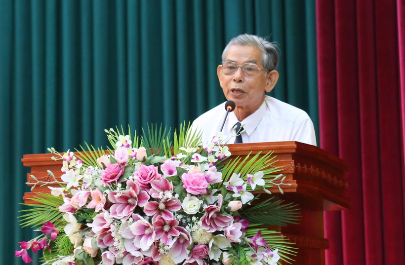 Thầy giáo Hoàng Văn Hậu (huyện Triệu Phong) chia sẻ những kỷ niệm dạy học thời kỳ trước.