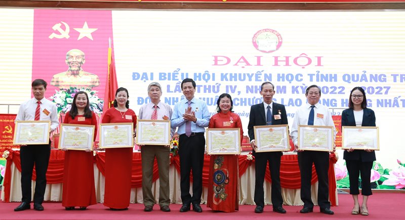 Phó Chủ tịch UBND tỉnh Hoàng Nam trao bằng khen cho các tập thể, cá nhân có thành tích xuất sắc trong công tác khuyến học, khuyến tài, xây dựng xã hội học tập
