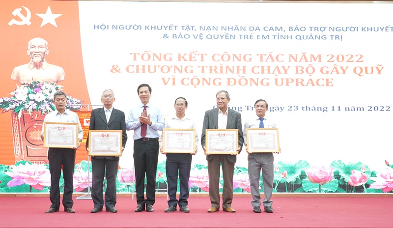 Phó Chủ tịch UBND tỉnh Hoàng Nam trao bằng khen của Trung ương Hội Bảo trợ Người khuyết tật và Trẻ mồ côi Việt Nam cho các tập thể, cá nhân