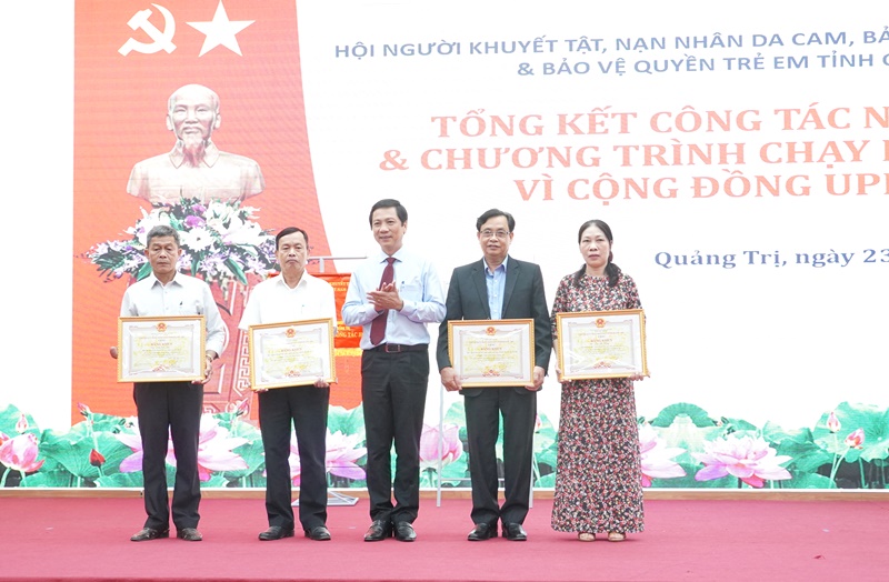 Phó Chủ tịch UBND tỉnh Hoàng Nam trao bằng khen của Chủ tịch UBND tỉnh cho các tập thể, cá nhân có nhiều thành tích
