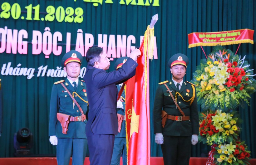 Sở GD&ĐT Quảng Trị vinh dự đón nhận Huân chương Độc lập hạng Ba của Chủ tịch nước trao tặng.