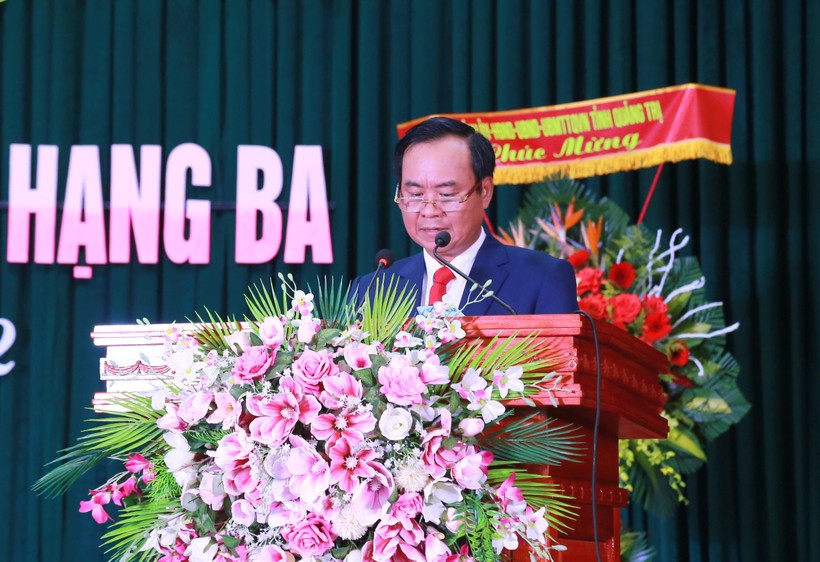 Ông Võ Văn Hưng - Chủ tịch UBND tỉnh Quảng Trị chúc mừng đội ngũ thầy giáo, cô giáo nhân kỷ niệm 40 ngày Nhà giáo Việt Nam.
