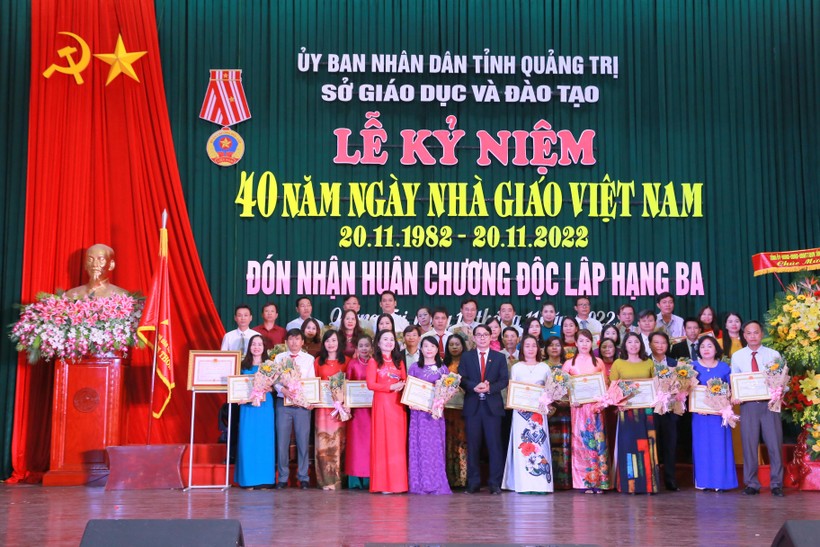 Sở GD&ĐT tỉnh Quảng Trị tặng Giấy khen cho 40 tập thể và 40 cá nhân.