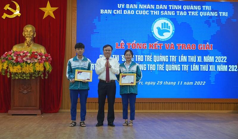 Phó Chủ tịch UBND tỉnh Lê Đức Tiến trao giải Nhất cho nhóm tác giả