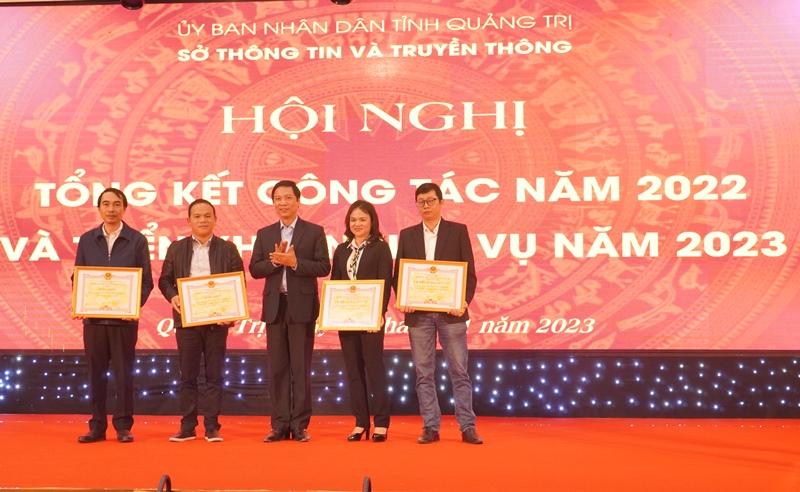 Phó Chủ tịch UBND tỉnh Hoàng Nam trao bằng khen và danh hiệu tập thể lao động xuất sắc của UBND tỉnh cho các tập thể