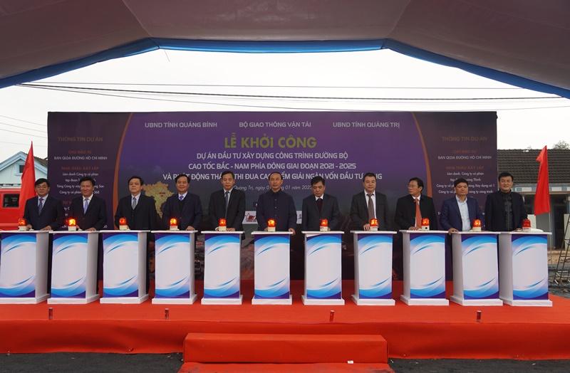 Lãnh đạo Bộ Giao thông vận tải và lãnh đạo hai tỉnh Quảng Bình, Quảng Trị bấm nút khởi công dự án cao tốc Vạn Ninh – Cam Lộ