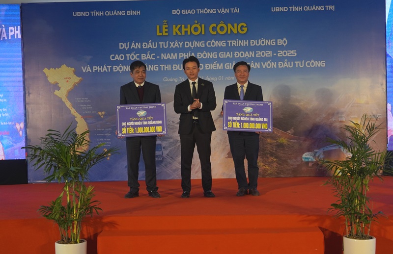 Đại diện Công ty Cổ phần Tập đoàn Trường Thịnh trao tặng 2 tỉ đồng cho hai tỉnh Quảng Trị và Quảng Bình để chăm lo Tết cho người nghèo
