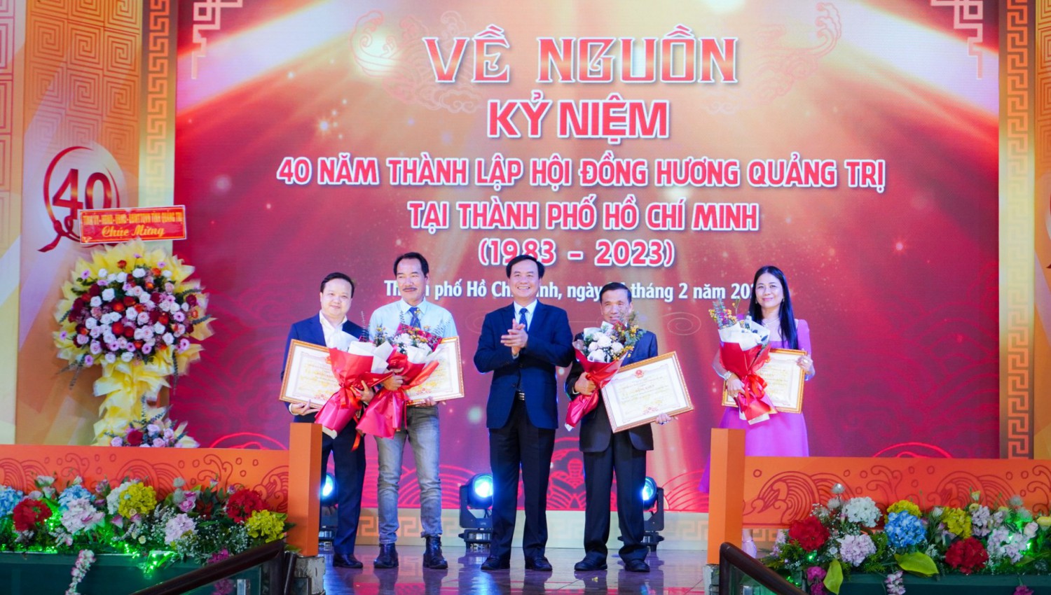 Chủ tịch UBND tỉnh Võ Văn Hưng tặng bằng khen cho các tập thể có thành tích trong công tác an sinh, xã hội - Ảnh: T.T
