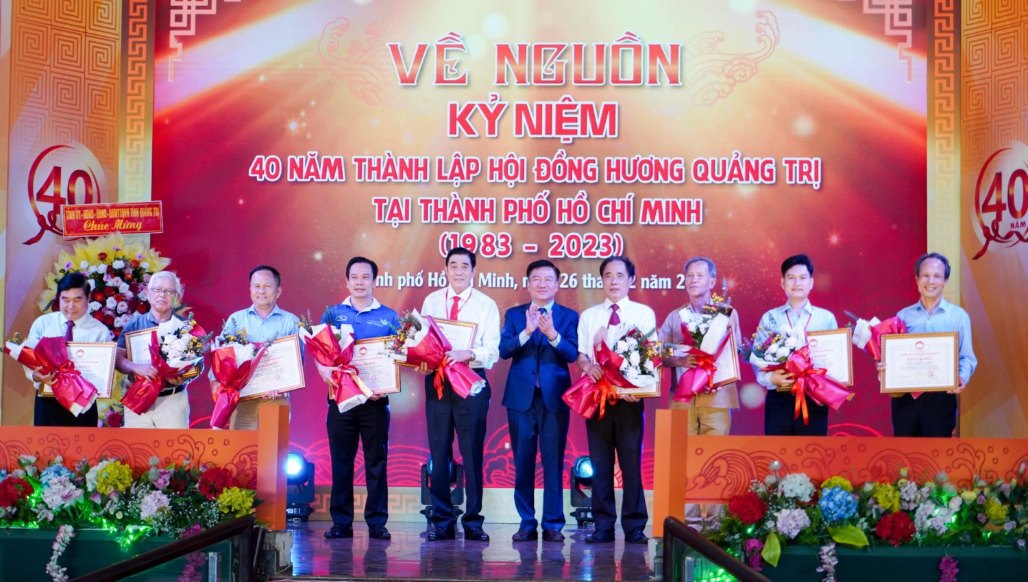 Chủ tịch Ủy ban MTTQ Việt Nam tỉnh Đào Mạnh Hùng tặng bằng khen cho các tập thể đã có nhiều thành tích trong công tác từ thiện, an sinh xã hội - Ảnh: T.T