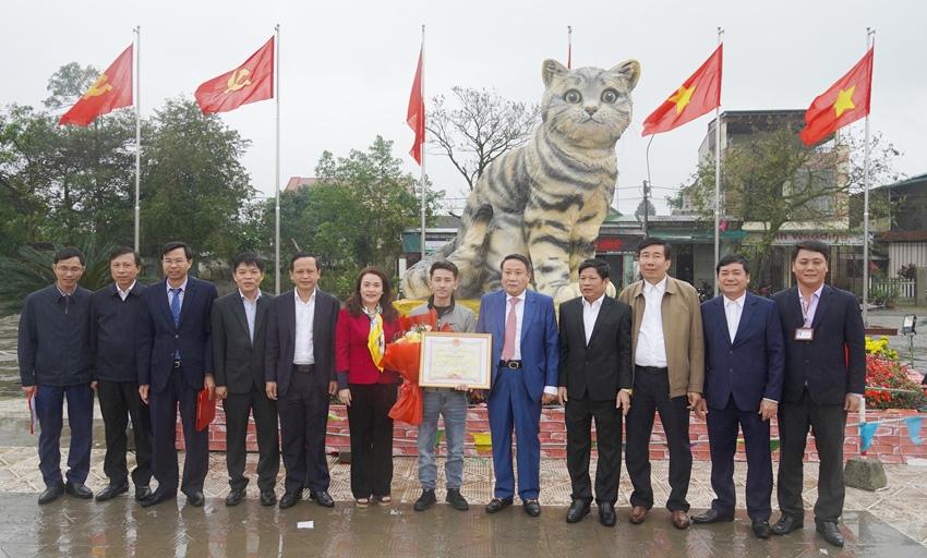 UBND tỉnh khen thưởng thợ điêu khắc linh vật mèo tại huyện Triệu Phong