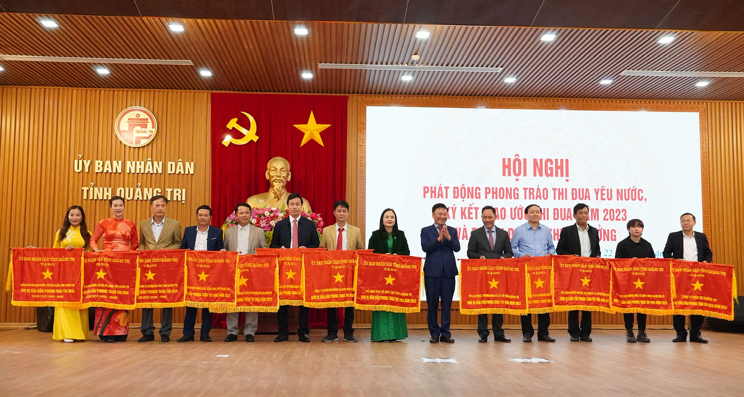 Chủ tịch Ủy ban MTTQ Việt Nam tỉnh Đào Mạnh Hùng trao Cờ thi đua của UBND tỉnh cho các tập thể