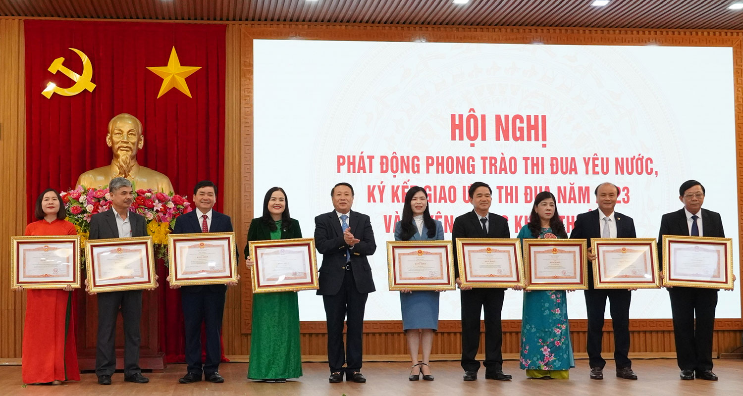 Phó Chủ tịch Thường trực UBND tỉnh Hà Sỹ Đồng trao Bằng khen của Thủ tướng Chính phủ cho các cá nhân