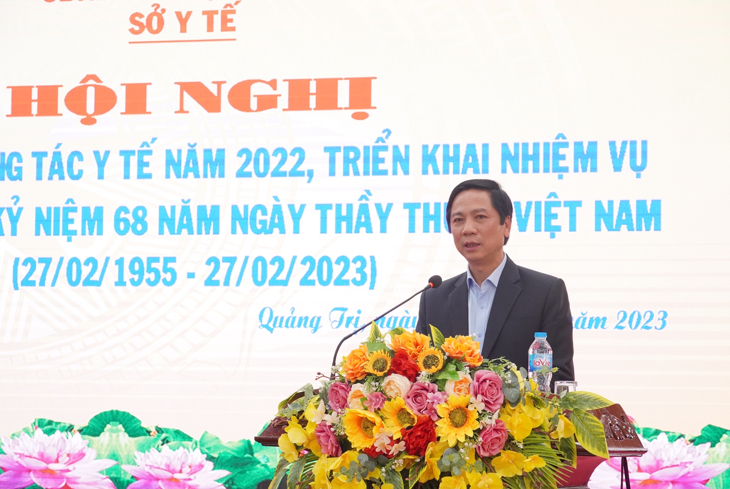 Phó Chủ tịch UBND tỉnh Hoàng Nam tặng hoa chúc mừng Ngày Thầy thuốc Việt Nam 27/2
