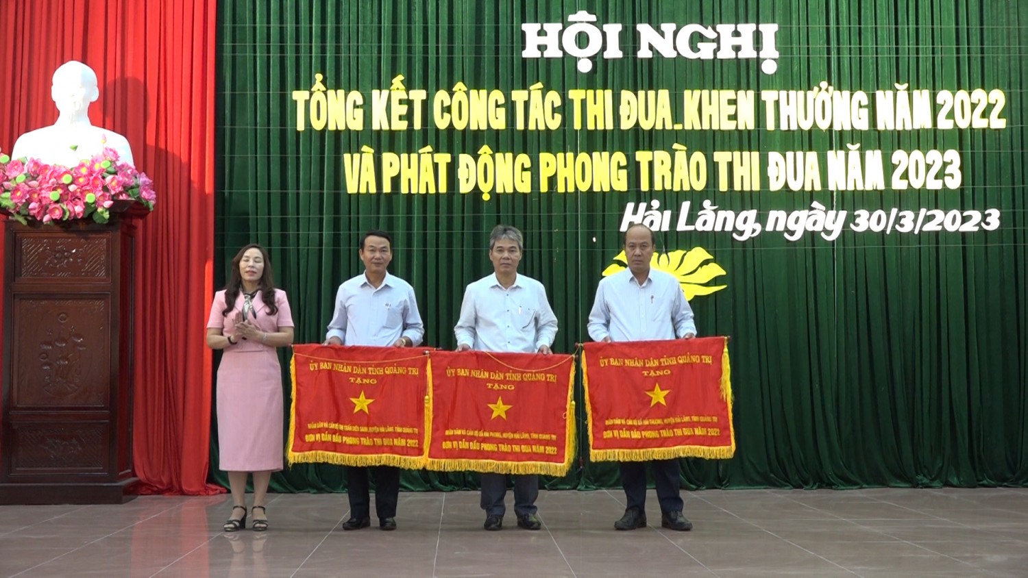 Đ/c Hoàng Thị Phương Nam-Phó Bí thư Thường trực Huyện ủy trao cờ thi đua của UBND tỉnh cho các tập thể