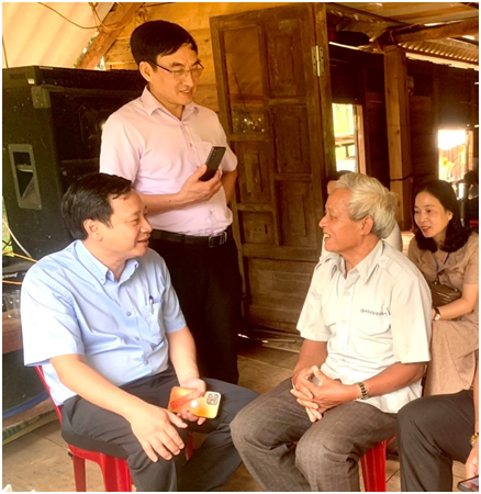 Đoàn Giám sát thăm gia đình ông Hồ Văn Xa Tôn (dân tộc Vân Kiều) tại thị trấn Krông Klang