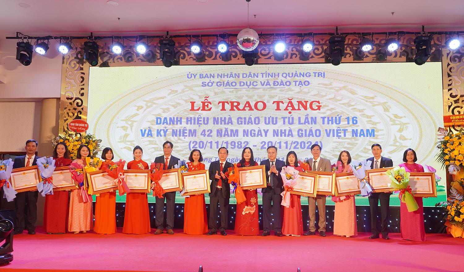 Trưởng Ban Tuyên giáo Tỉnh ủy Hồ Đại Nam; Phó Chủ tịch UBND tỉnh Lê Đức Tiến trao danh hiệu Nhà giáo ưu tú cho 13 cán bộ quản lý, giáo viên