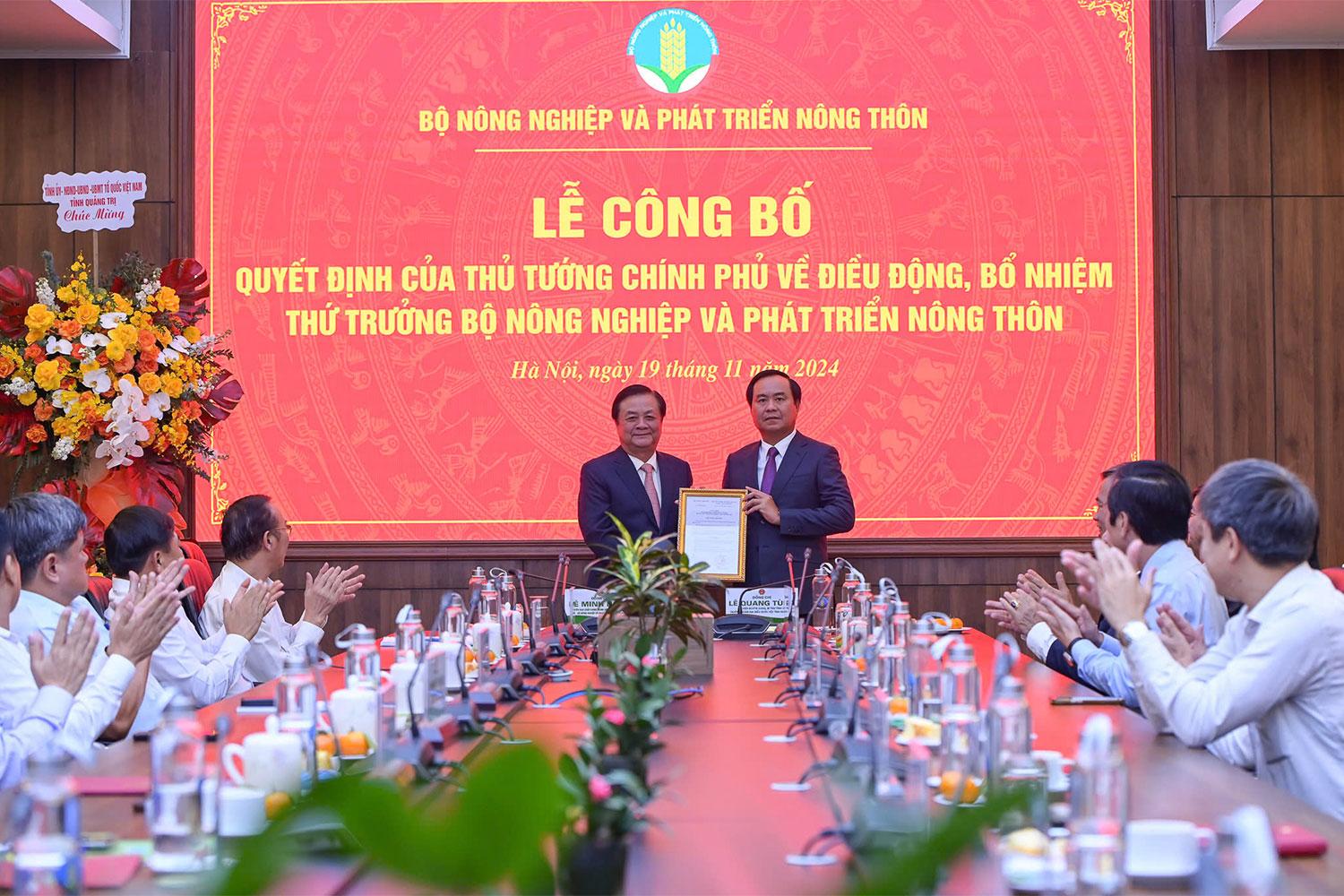 Bộ trưởng Bộ Nông nghiệp và Phát triển nông thôn Lê Minh Hoan trao quyết định cho tân Thứ trưởng Bộ Nông nghiệp và Phát triển nông thôn Võ Văn Hưng