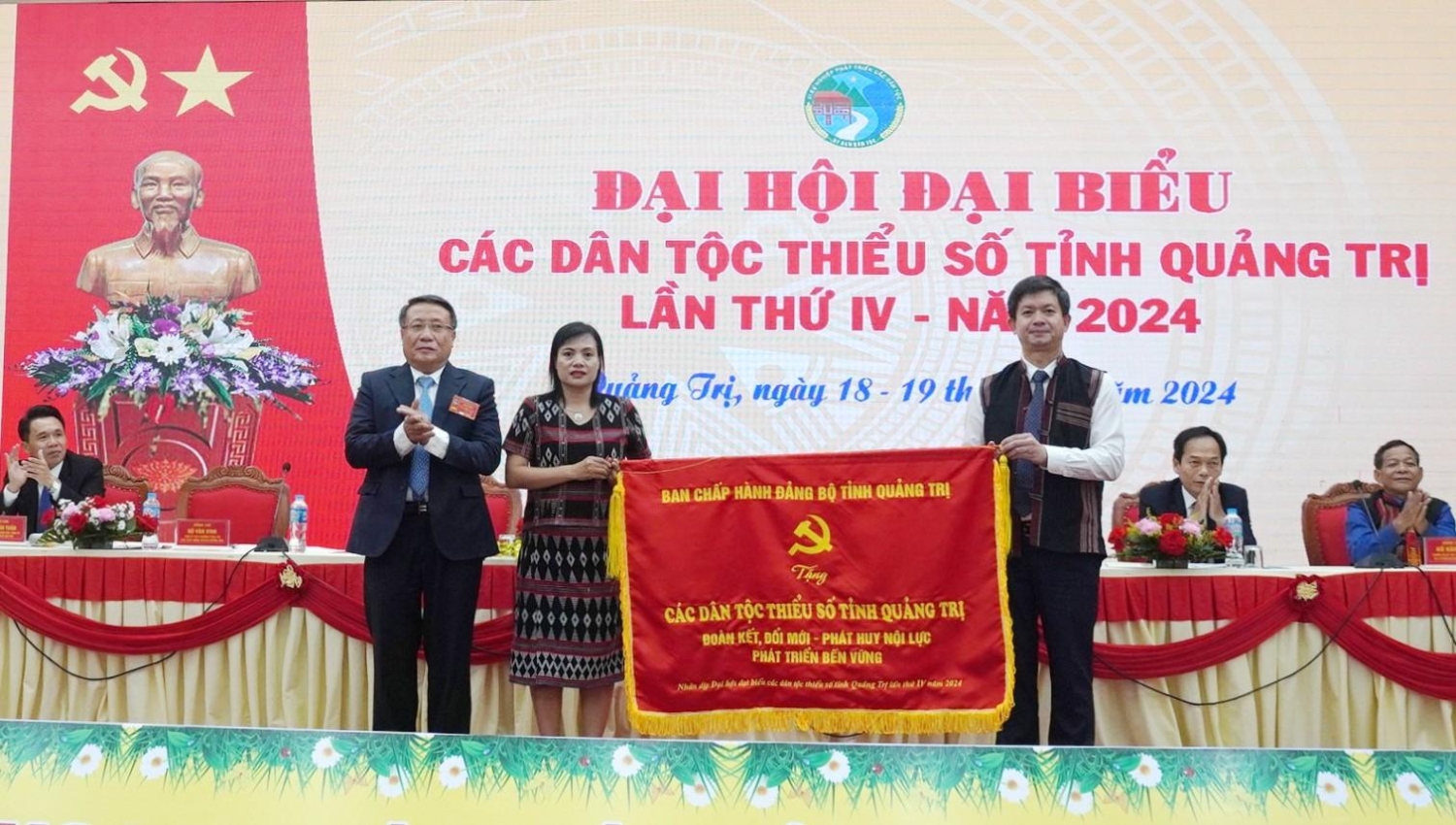 Bí thư Tỉnh ủy, Trưởng Đoàn ĐBQH tỉnh Lê Quang Tùng trao Bức trướng của Ban Chấp hành Đảng bộ tỉnh tặng các DTTS tỉnh