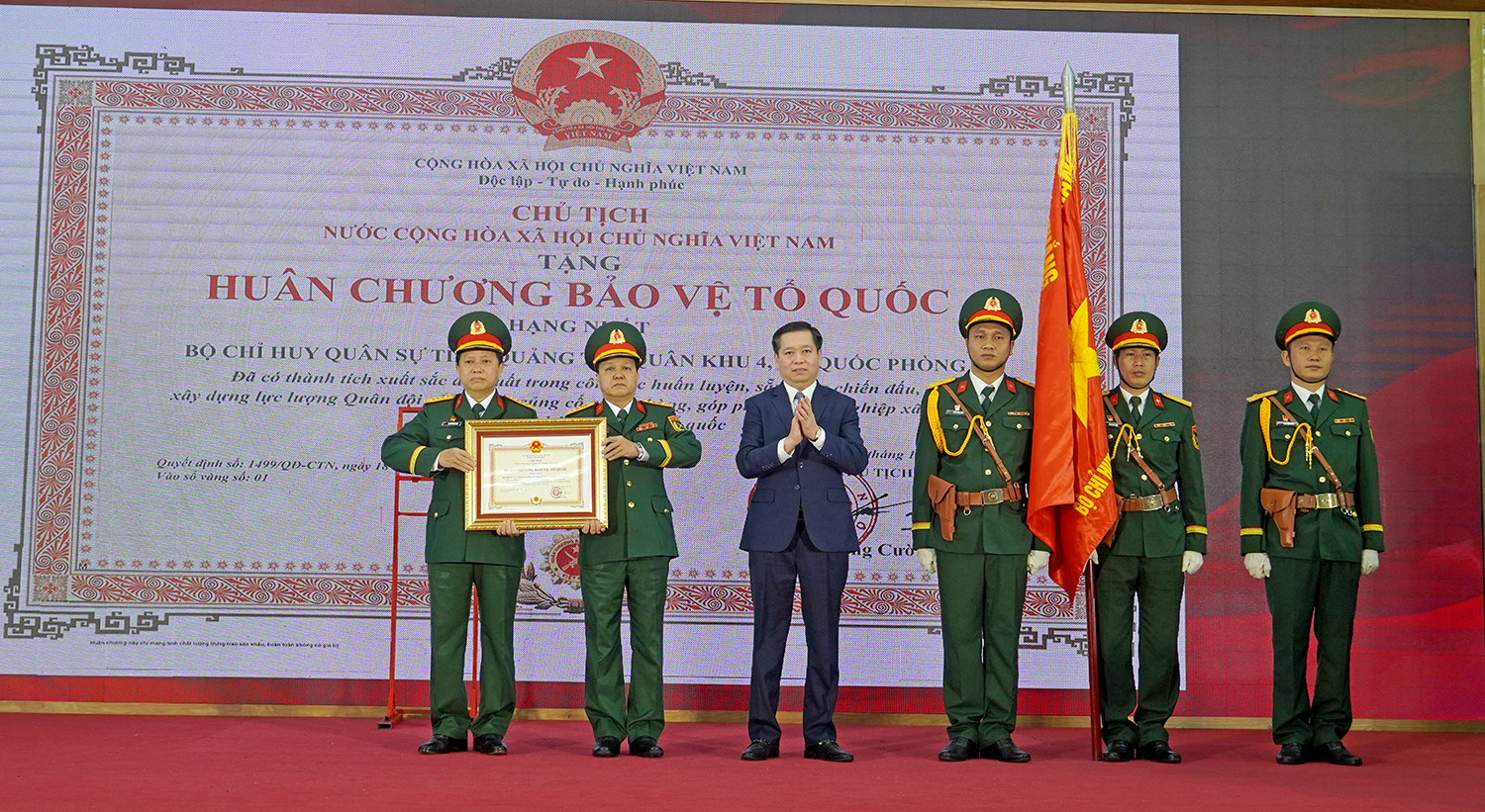 Bí thư Tỉnh ủy Nguyễn Long Hải trao Huân chương Bảo vệ Tổ quốc hạng Nhất cho Bộ CHQS tỉnh