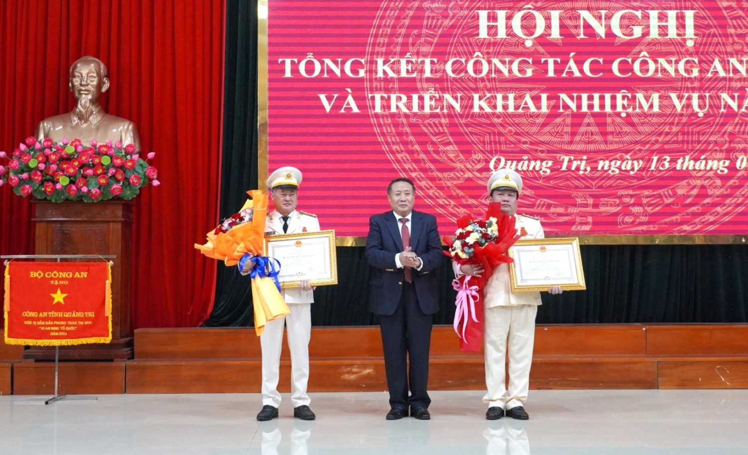 Quyền Chủ tịch UBND tỉnh Hà Sỹ Đồng trao Huân chương Chiến công hạng Ba của Chủ tịch nước cho Đại tá Lê Phi Hùng, Phó Giám đốc Công an tỉnh và Đại tá Nguyễn Viết Ánh, Phó Giám đốc Công an tỉnh