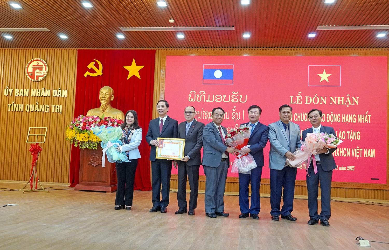 Phó Tỉnh trưởng tỉnh Champasak Somboun Heuangvongsa trao Huân chương Lao động hạng Nhất của Chủ tịch nước CHDCND Lào cho tỉnh Quảng Trị