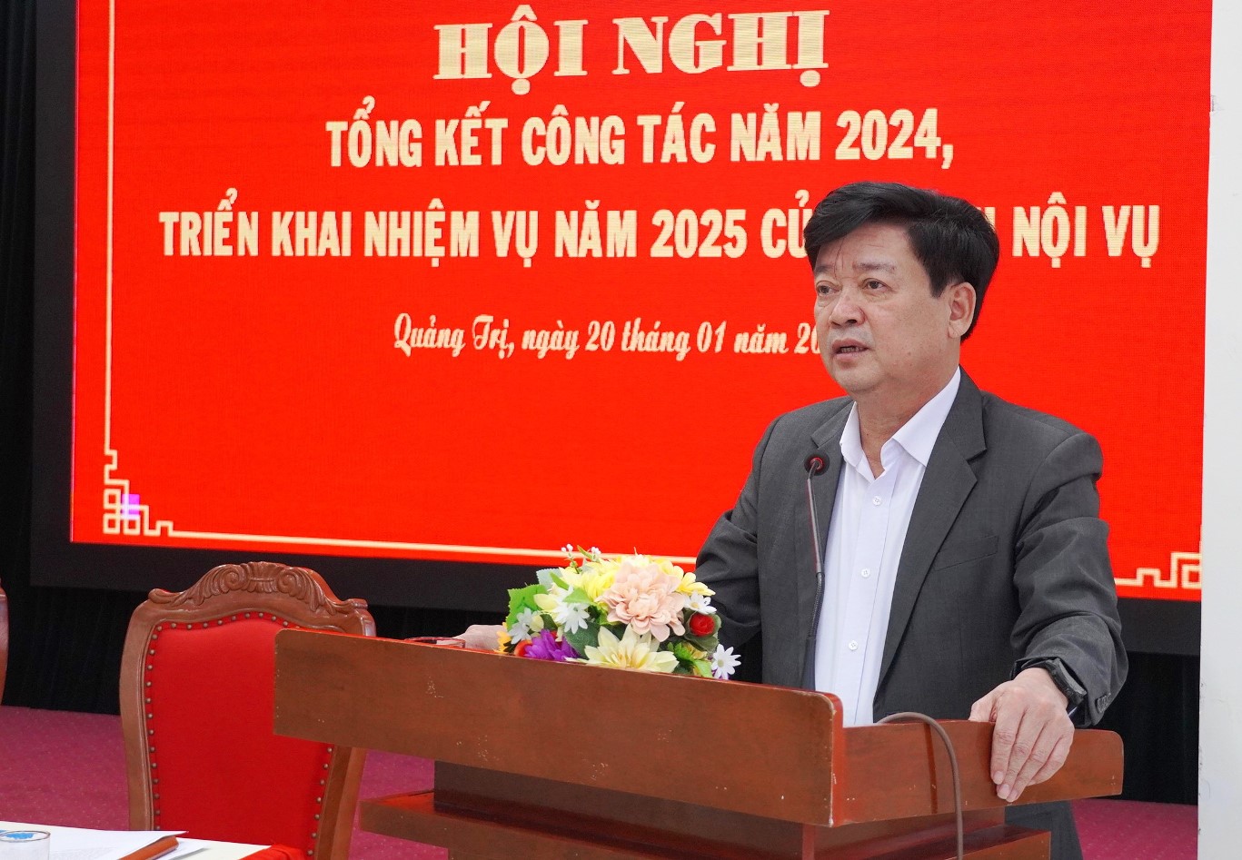 Giám đốc Sở Nội vụ Ngô Quang Chiến phát biểu các nội dung liên quan tại hội nghị